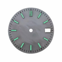 Luminous pearl mother-of-pearl dial